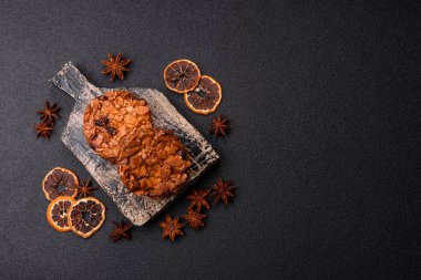 Karamelli fındıklı çikolatalı kurabiyeler, sağlıklı bir tatlı. Tasarımınız için fındık kurabiyeleri