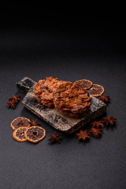 Karamelli fındıklı çikolatalı kurabiyeler, sağlıklı bir tatlı. Tasarımınız için fındık kurabiyeleri