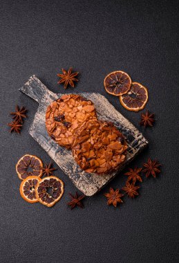 Karamelli fındıklı çikolatalı kurabiyeler, sağlıklı bir tatlı. Tasarımınız için fındık kurabiyeleri