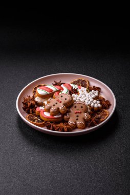 Noel için zencefilli ekmek, kurabiye ya da kış tatili için pişirilmiş yiyecekler. Noel zencefilli ekmeği tasarımınız için bir zemin