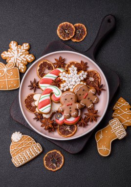 Noel için zencefilli ekmek, kurabiye ya da kış tatili için pişirilmiş yiyecekler. Noel zencefilli ekmeği tasarımınız için bir zemin