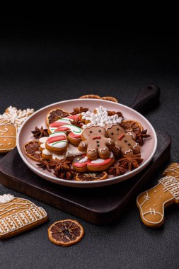 Noel için zencefilli ekmek, kurabiye ya da kış tatili için pişirilmiş yiyecekler. Noel zencefilli ekmeği tasarımınız için bir zemin