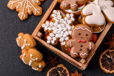 Noel için zencefilli ekmek, kurabiye ya da kış tatili için pişirilmiş yiyecekler. Noel zencefilli ekmeği tasarımınız için bir zemin