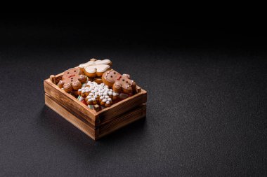 Noel için zencefilli ekmek, kurabiye ya da kış tatili için pişirilmiş yiyecekler. Noel zencefilli ekmeği tasarımınız için bir zemin