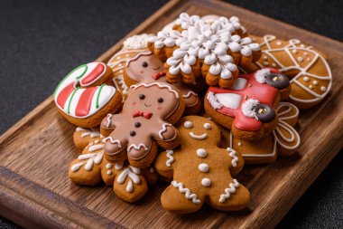 Noel için zencefilli ekmek, kurabiye ya da kış tatili için pişirilmiş yiyecekler. Noel zencefilli ekmeği tasarımınız için bir zemin