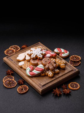 Noel için zencefilli ekmek, kurabiye ya da kış tatili için pişirilmiş yiyecekler. Noel zencefilli ekmeği tasarımınız için bir zemin