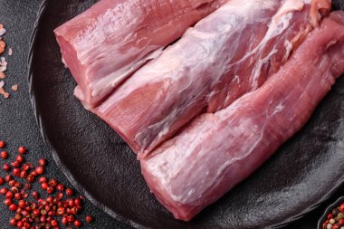 Çiğ domuz filetosu, taze et, protein kaynağı ve sağlıklı bir yemek için malzeme. Domuz filetosu tasarımın için bir yemek arkaplanı..