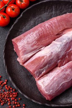 Çiğ domuz filetosu, taze et, protein kaynağı ve sağlıklı bir yemek için malzeme. Domuz filetosu tasarımın için bir yemek arkaplanı..