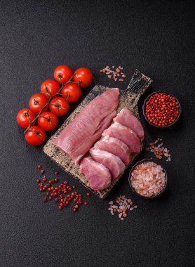 Çiğ domuz filetosu, dilimlenmiş, taze et, protein kaynağı ve sağlıklı bir yemek için malzemedir. Domuz filetosu tasarımın için bir yemek arkaplanı..