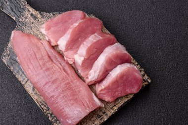 Çiğ domuz filetosu, dilimlenmiş, taze et, protein kaynağı ve sağlıklı bir yemek için malzemedir. Domuz filetosu tasarımın için bir yemek arkaplanı..