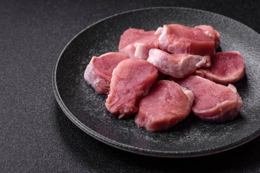 Çiğ domuz filetosu, dilimlenmiş, taze et, protein kaynağı ve sağlıklı bir yemek için malzemedir. Domuz filetosu tasarımın için bir yemek arkaplanı..