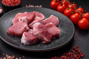 Çiğ domuz filetosu, dilimlenmiş, taze et, protein kaynağı ve sağlıklı bir yemek için malzemedir. Domuz filetosu tasarımın için bir yemek arkaplanı..