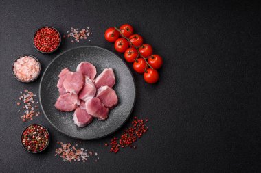 Çiğ domuz filetosu, dilimlenmiş, taze et, protein kaynağı ve sağlıklı bir yemek için malzemedir. Domuz filetosu tasarımın için bir yemek arkaplanı..