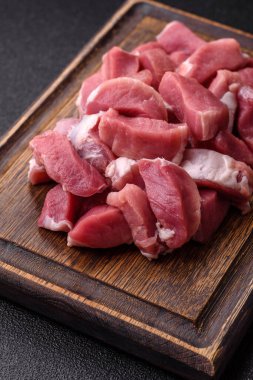 Çiğ domuz eti, dilimlenmiş taze et, protein kaynağı ve sağlıklı bir yemek için malzeme. Tasarımın için yemek arkaplanı olarak çiğ domuz eti..