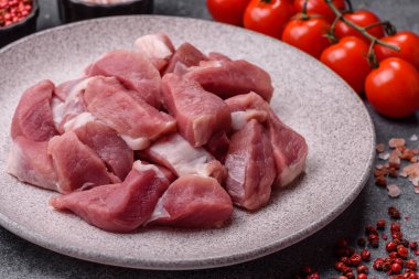 Çiğ domuz eti, dilimlenmiş taze et, protein kaynağı ve sağlıklı bir yemek için malzeme. Tasarımın için yemek arkaplanı olarak çiğ domuz eti..