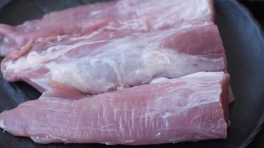 Çiğ domuz filetosu, taze et, protein kaynağı ve sağlıklı bir yemek için malzeme. Domuz filetosu tasarımın için bir yemek arkaplanı..