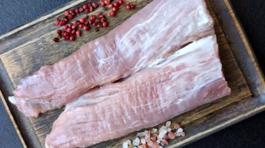 Çiğ domuz filetosu, taze et, protein kaynağı ve sağlıklı bir yemek için malzeme. Domuz filetosu tasarımın için bir yemek arkaplanı..