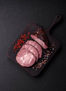 Jambon, sandviç ya da Noel masası için pişirilmiş ve dilimlenmiş et. Jambon dilimleri tasarımınız için bir gıda arka planıdır