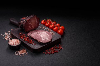 Jambon, sandviç ya da Noel masası için pişirilmiş ve dilimlenmiş et. Jambon dilimleri tasarımınız için bir gıda arka planıdır