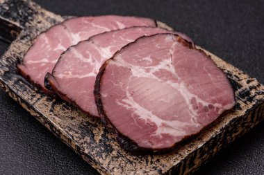 Jambon, sandviç ya da Noel masası için pişirilmiş ve dilimlenmiş et. Jambon dilimleri tasarımınız için bir gıda arka planıdır