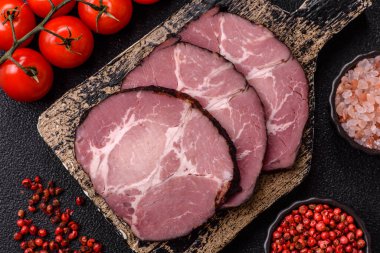 Jambon, sandviç ya da Noel masası için pişirilmiş ve dilimlenmiş et. Jambon dilimleri tasarımınız için bir gıda arka planıdır