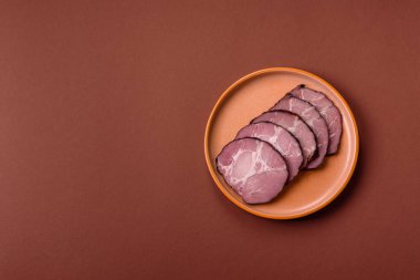 Jambon, sandviç ya da Noel masası için pişirilmiş ve dilimlenmiş et. Jambon dilimleri tasarımınız için bir gıda arka planıdır