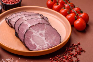 Jambon, sandviç ya da Noel masası için pişirilmiş ve dilimlenmiş et. Jambon dilimleri tasarımınız için bir gıda arka planıdır