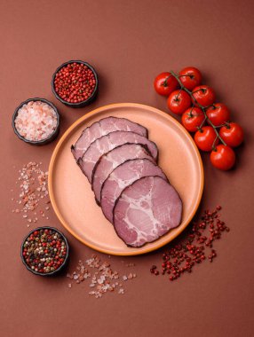 Jambon, sandviç ya da Noel masası için pişirilmiş ve dilimlenmiş et. Jambon dilimleri tasarımınız için bir gıda arka planıdır