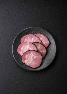 Jambon, sandviç ya da Noel masası için pişirilmiş ve dilimlenmiş et. Jambon dilimleri tasarımınız için bir gıda arka planıdır