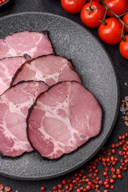 Jambon, sandviç ya da Noel masası için pişirilmiş ve dilimlenmiş et. Jambon dilimleri tasarımınız için bir gıda arka planıdır
