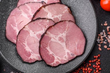 Jambon, sandviç ya da Noel masası için pişirilmiş ve dilimlenmiş et. Jambon dilimleri tasarımınız için bir gıda arka planıdır