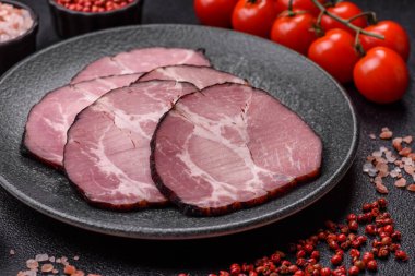 Jambon, sandviç ya da Noel masası için pişirilmiş ve dilimlenmiş et. Jambon dilimleri tasarımınız için bir gıda arka planıdır