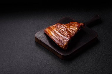 Izgara ya da ızgara domuz eti ya da soslu biftek. Tasarımın için yemek arkaplanı olarak pişmiş ya da tütsülenmiş kaburga.