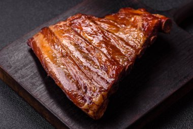 Izgara ya da ızgara domuz eti ya da soslu biftek. Tasarımın için yemek arkaplanı olarak pişmiş ya da tütsülenmiş kaburga.