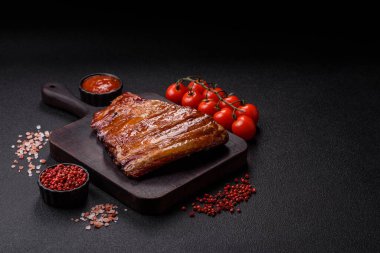 Izgara ya da ızgara domuz eti ya da soslu biftek. Tasarımın için yemek arkaplanı olarak pişmiş ya da tütsülenmiş kaburga.