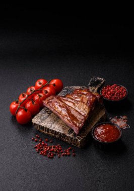 Izgara ya da ızgara domuz eti ya da soslu biftek. Tasarımın için yemek arkaplanı olarak pişmiş ya da tütsülenmiş kaburga.