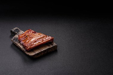 Izgara ya da ızgara domuz eti ya da soslu biftek. Tasarımın için yemek arkaplanı olarak pişmiş ya da tütsülenmiş kaburga.