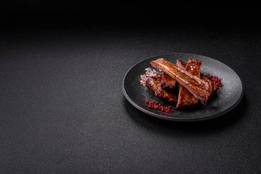 Izgara ya da ızgara domuz eti ya da soslu biftek. Tasarımın için yemek arkaplanı olarak pişmiş ya da tütsülenmiş kaburga.