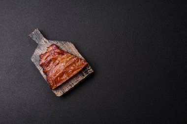 Izgara ya da ızgara domuz eti ya da soslu biftek. Tasarımın için yemek arkaplanı olarak pişmiş ya da tütsülenmiş kaburga.