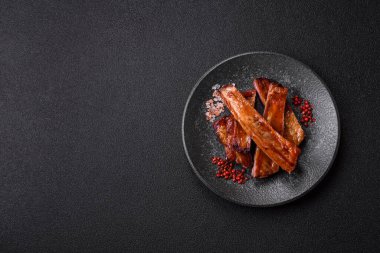 Izgara ya da ızgara domuz eti ya da soslu biftek. Tasarımın için yemek arkaplanı olarak pişmiş ya da tütsülenmiş kaburga.