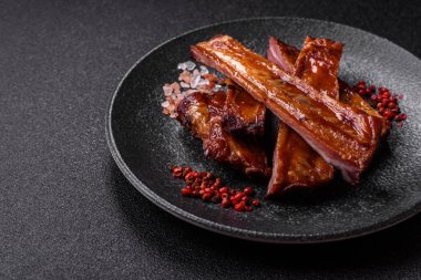 Izgara ya da ızgara domuz eti ya da soslu biftek. Tasarımın için yemek arkaplanı olarak pişmiş ya da tütsülenmiş kaburga.