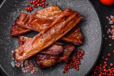 Izgara ya da ızgara domuz eti ya da soslu biftek. Tasarımın için yemek arkaplanı olarak pişmiş ya da tütsülenmiş kaburga.