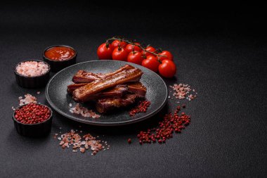 Izgara ya da ızgara domuz eti ya da soslu biftek. Tasarımın için yemek arkaplanı olarak pişmiş ya da tütsülenmiş kaburga.