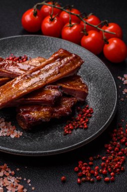 Izgara ya da ızgara domuz eti ya da soslu biftek. Tasarımın için yemek arkaplanı olarak pişmiş ya da tütsülenmiş kaburga.