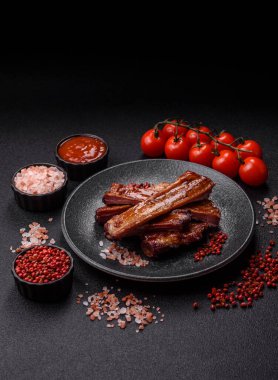 Izgara ya da ızgara domuz eti ya da soslu biftek. Tasarımın için yemek arkaplanı olarak pişmiş ya da tütsülenmiş kaburga.