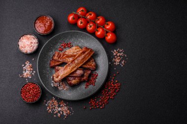 Izgara ya da ızgara domuz eti ya da soslu biftek. Tasarımın için yemek arkaplanı olarak pişmiş ya da tütsülenmiş kaburga.