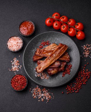 Izgara ya da ızgara domuz eti ya da soslu biftek. Tasarımın için yemek arkaplanı olarak pişmiş ya da tütsülenmiş kaburga.