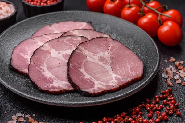 Jambon, sandviç ya da Noel masası için pişirilmiş ve dilimlenmiş et. Jambon dilimleri tasarımınız için bir gıda arka planıdır