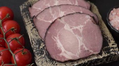 Jambon, sandviç ya da Noel masası için pişirilmiş ve dilimlenmiş et. Jambon dilimleri tasarımınız için bir gıda arka planıdır