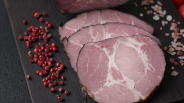 Jambon, sandviç ya da Noel masası için pişirilmiş ve dilimlenmiş et. Jambon dilimleri tasarımınız için bir gıda arka planıdır